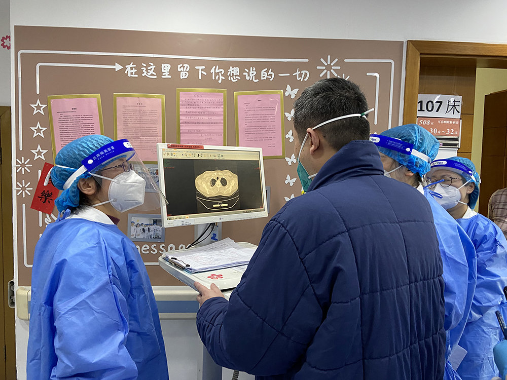 1月4日上午,重症科医生和全科医生联合查房。
