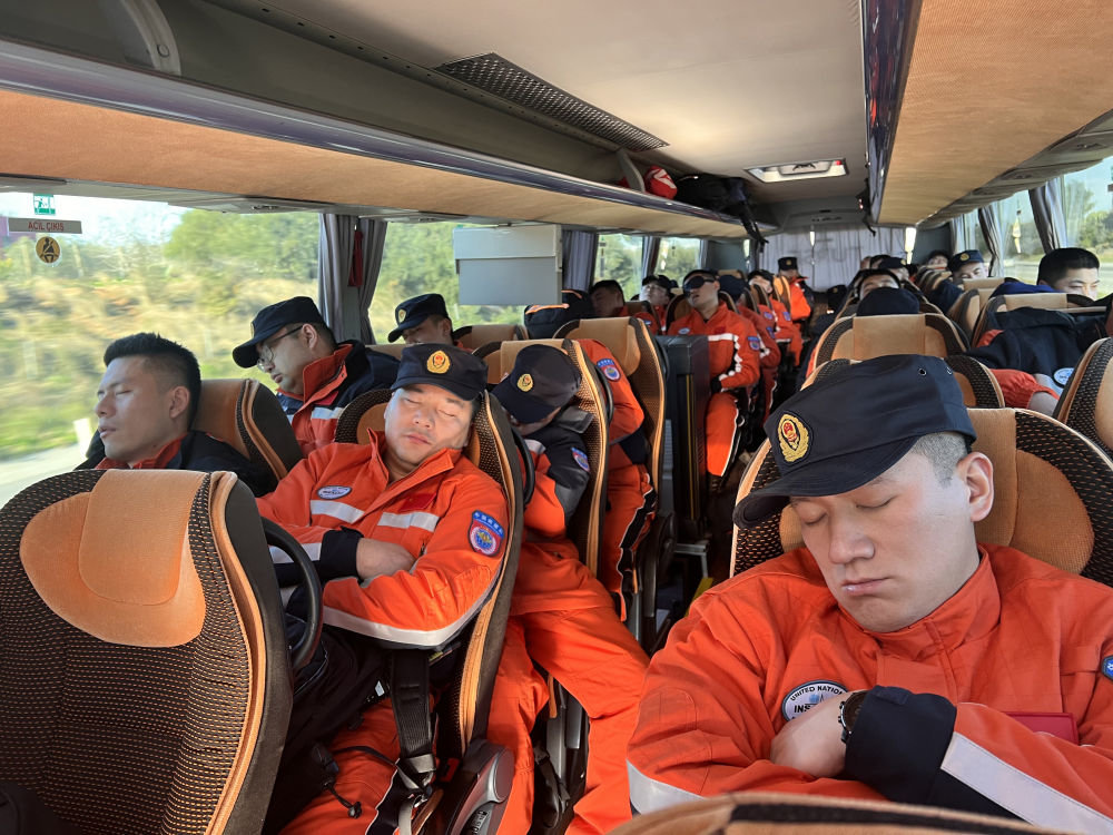 ↑2月8日，中国救援队集体搭乘长途大巴奔赴地震重灾区哈塔伊省参加救援行动（手机拍摄）。大巴上的时间是救援队员短暂的休息机会。