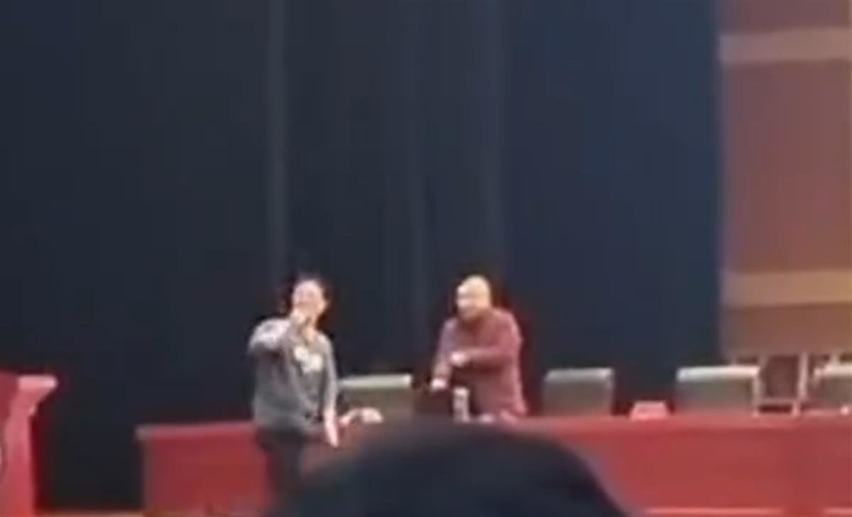 陈宏友在讲座时被学生抢夺话筒(视频截图)