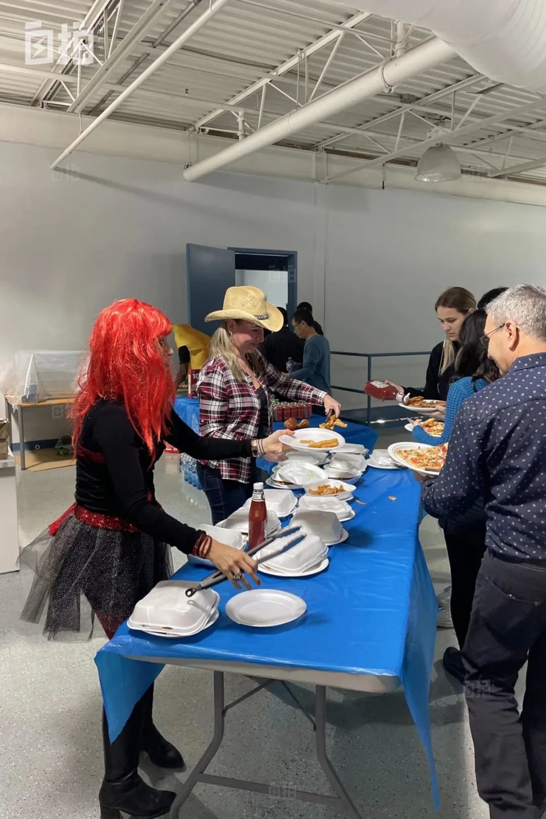 万圣节工厂活动,同事们打扮成自己喜欢的样子来上班。