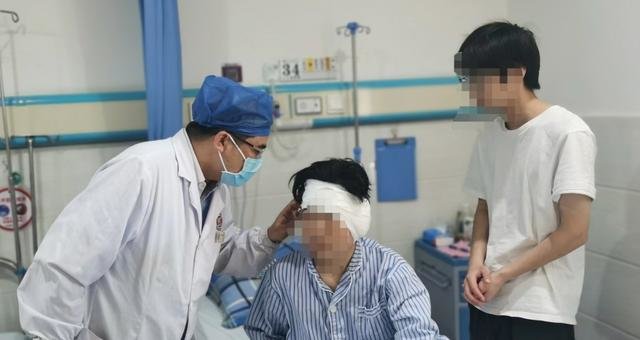 刘斌主任查看患者术后恢复情况。