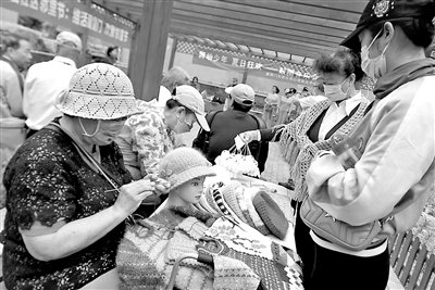 昨天,东城区建国门街道2023届“社区邻里节”在北极阁四条路侧花园欢乐举办,百余社区居民积极参与到才艺展示等多彩的活动中