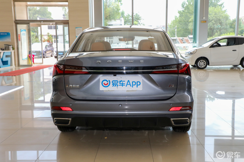 迎合主流设计实拍新款上汽荣威i5