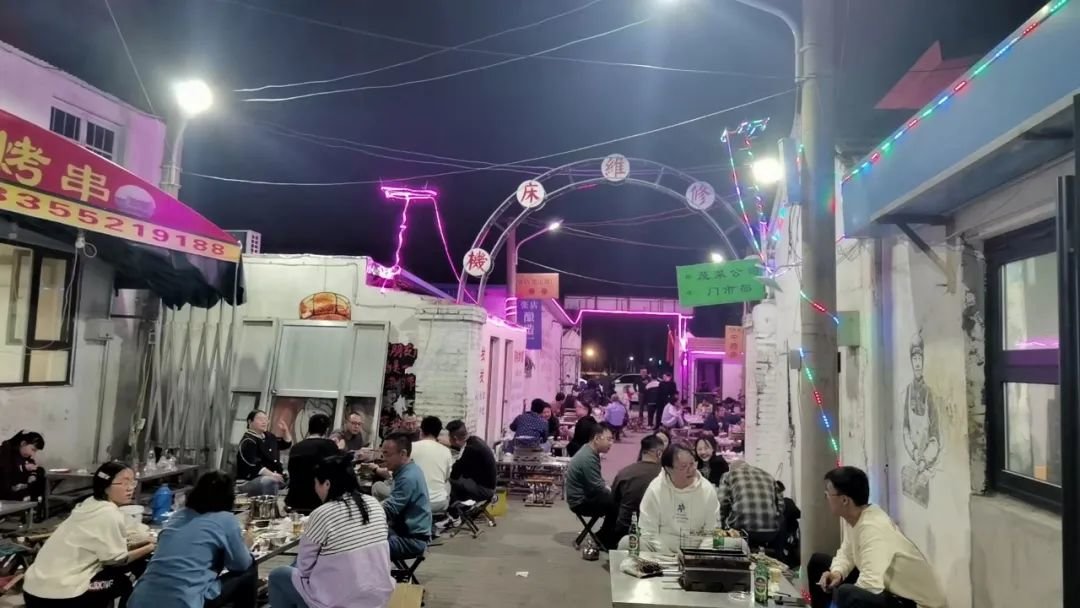 夜幕下的斜马路21号烧烤店。图/受访者提供