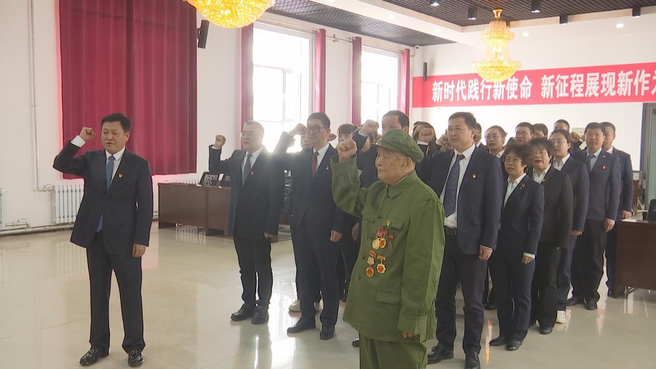 2023年4月6日,顾克明(右一)宣誓入党。(采访对象供图)