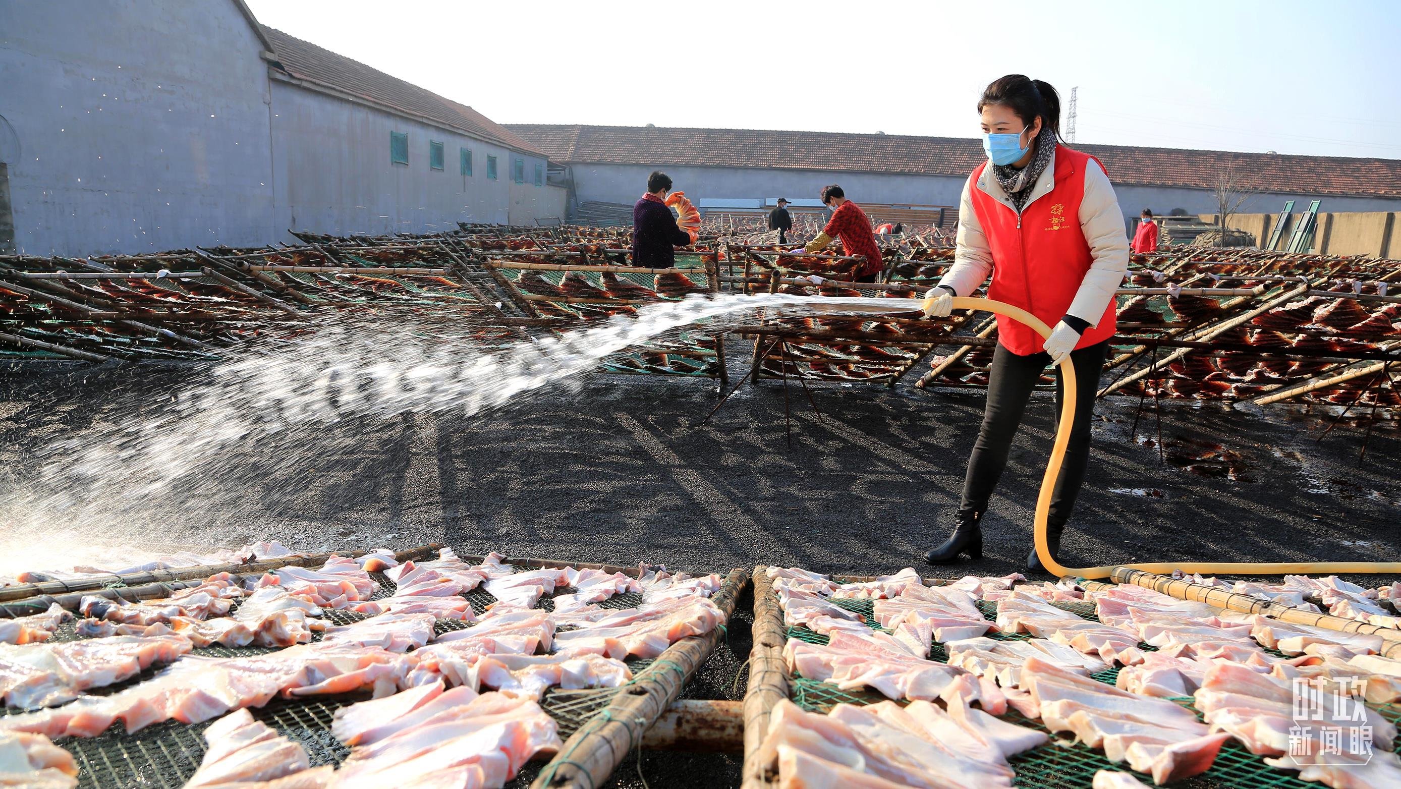 △2022年11月，江苏连云港的年轻干部正在帮助当地村民晾晒鳐鱼干。（图/视觉中国）