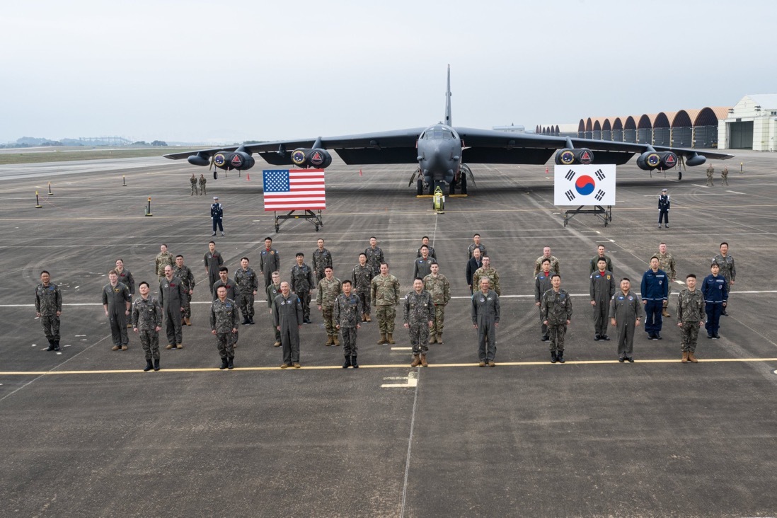 10月19日，在韩国清州空军基地，驻韩美军向韩媒记者团展示美军B-52H战略轰炸机。图自韩媒