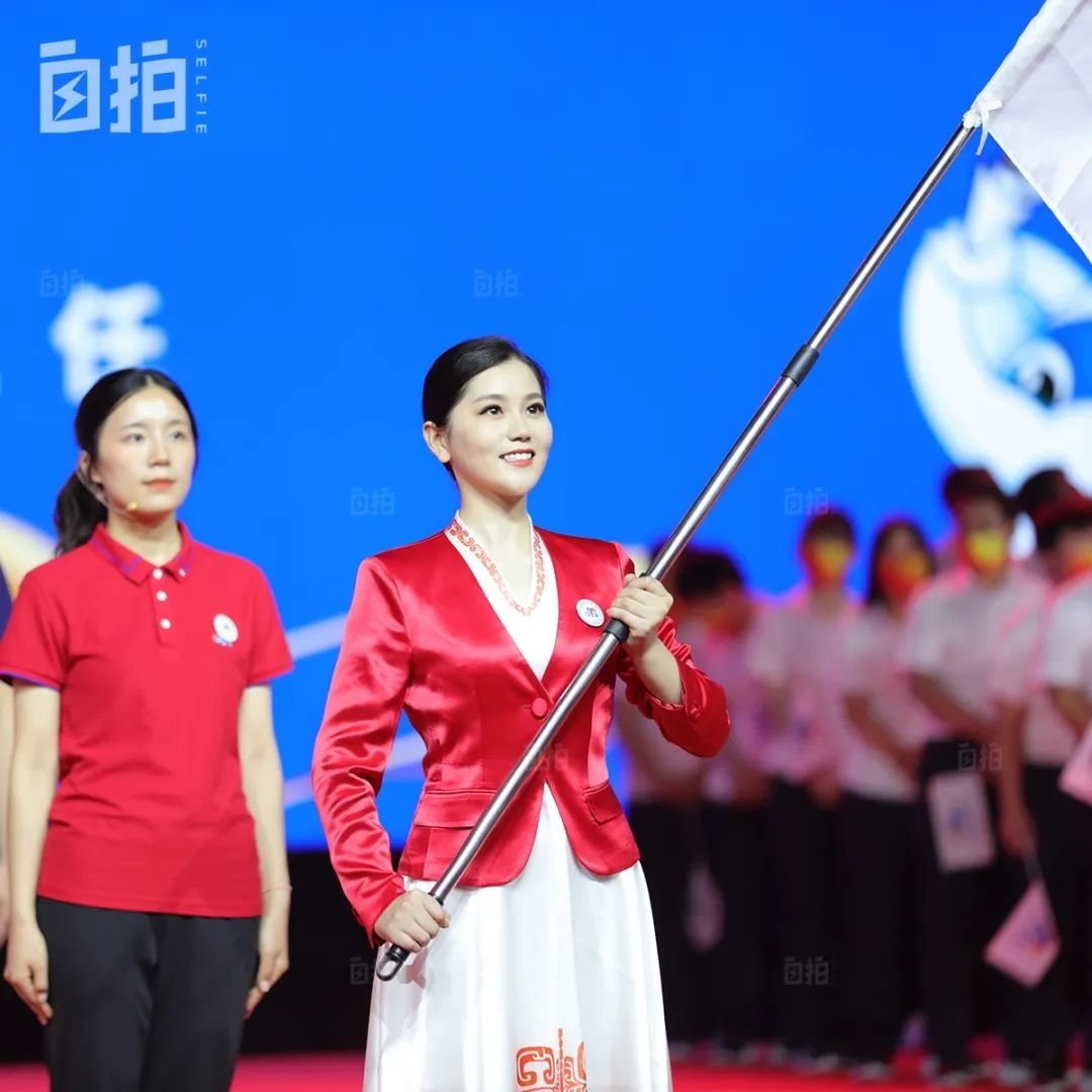 河南省第一届职业技能大赛开幕仪式上，担任主旗手的我（右一）。