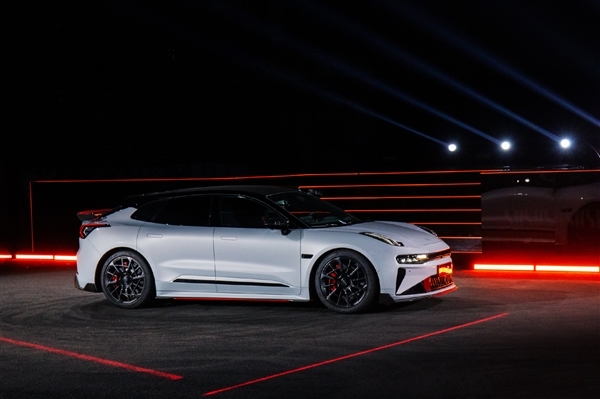 超千匹马力极氪001、单枪800千瓦充电桩!极氪甩出一对王炸