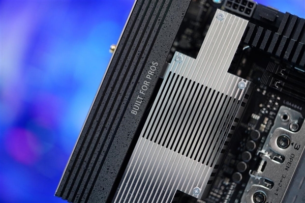 36相极致供电!华硕Pro WS TRX50-SAGE WIFI主板图赏