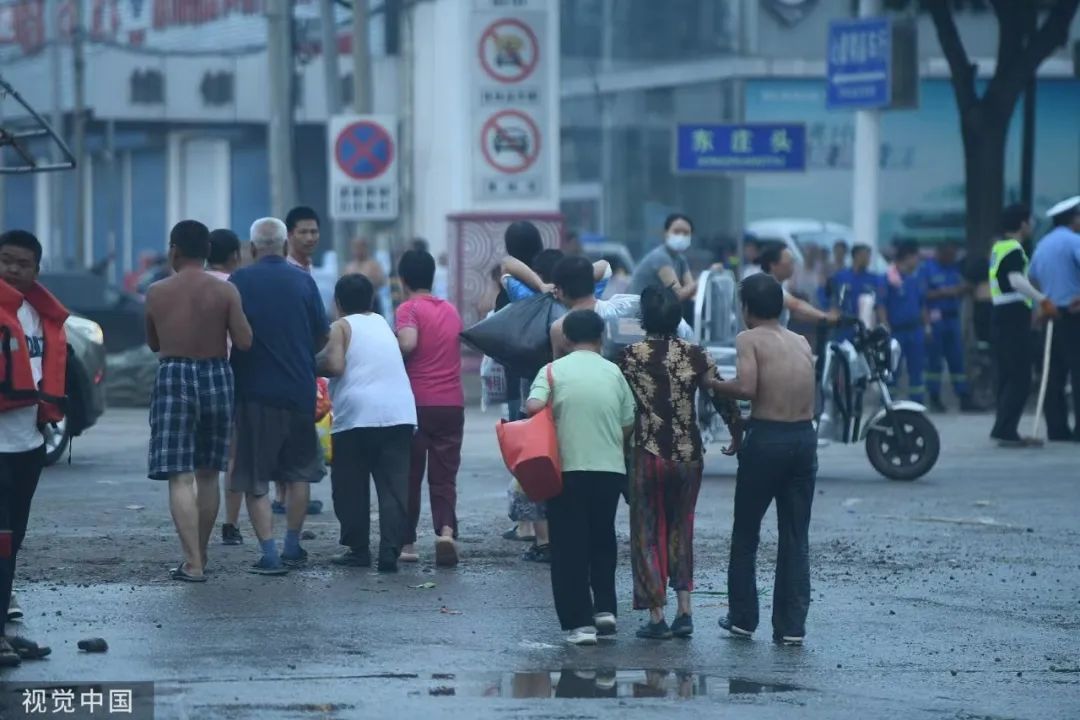 2023年8月2日，河北保定，救援人员救出涿州被困群众