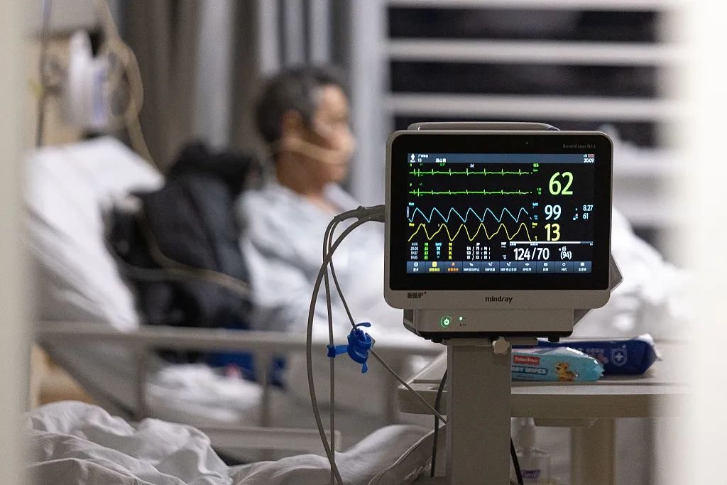 2023年1月11日晚,浙江湖州,湖州市中心医院呼吸科病房,医护人员正为患者护理。图/视觉中国