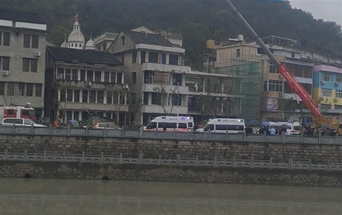 救援车辆来到事故现场 （视频截图）