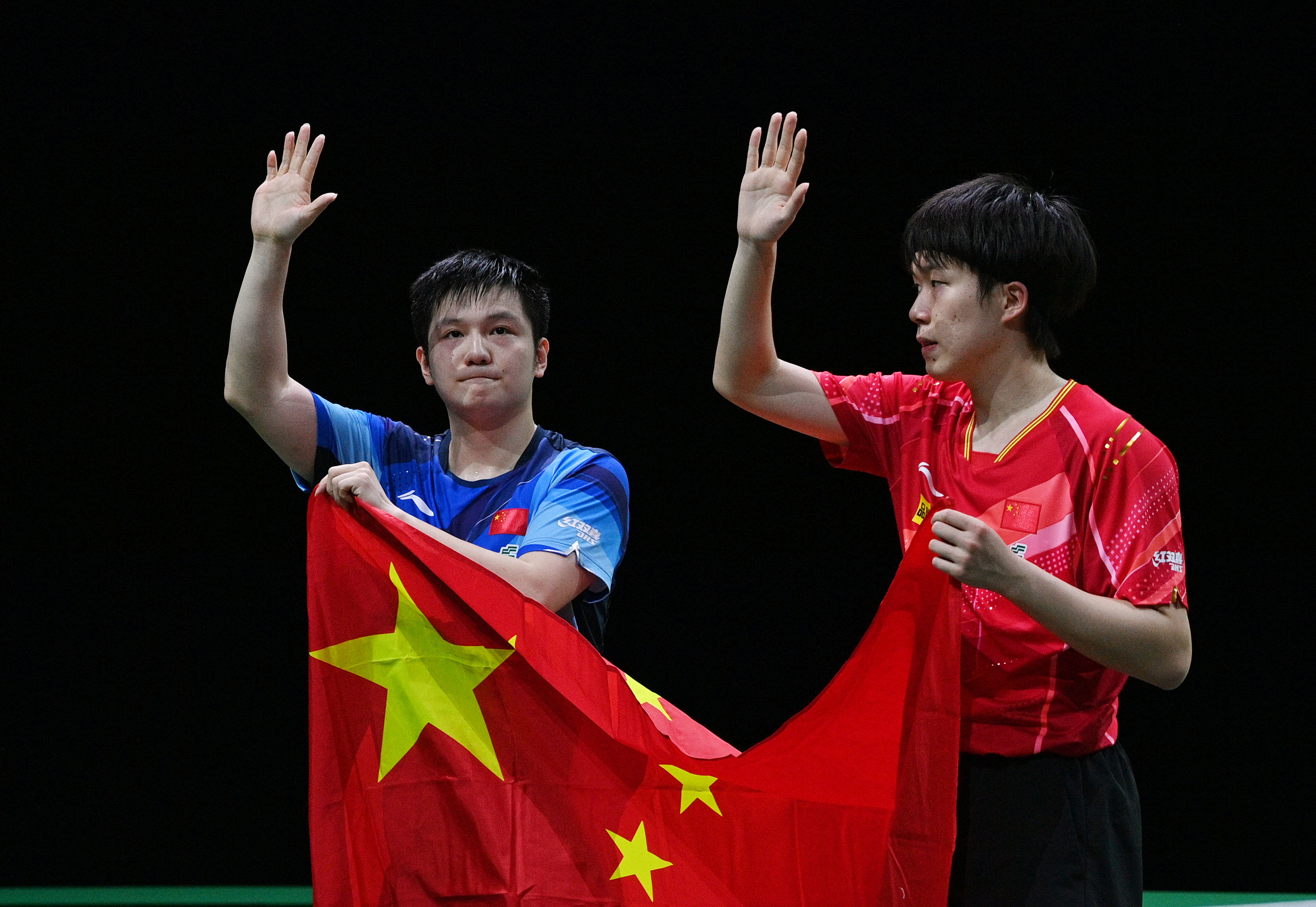 在2023年世界乒乓球锦标赛男子单打决赛中，中国选手樊振东（左）战胜队友王楚钦（右）夺得冠军。新华社记者 陶希夷 摄