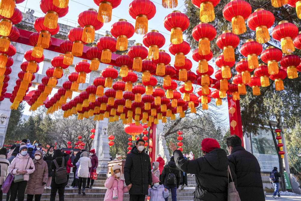 ↑1月25日，游客在济南千佛山新春游园会上拍照留念。新华社记者 朱峥 摄