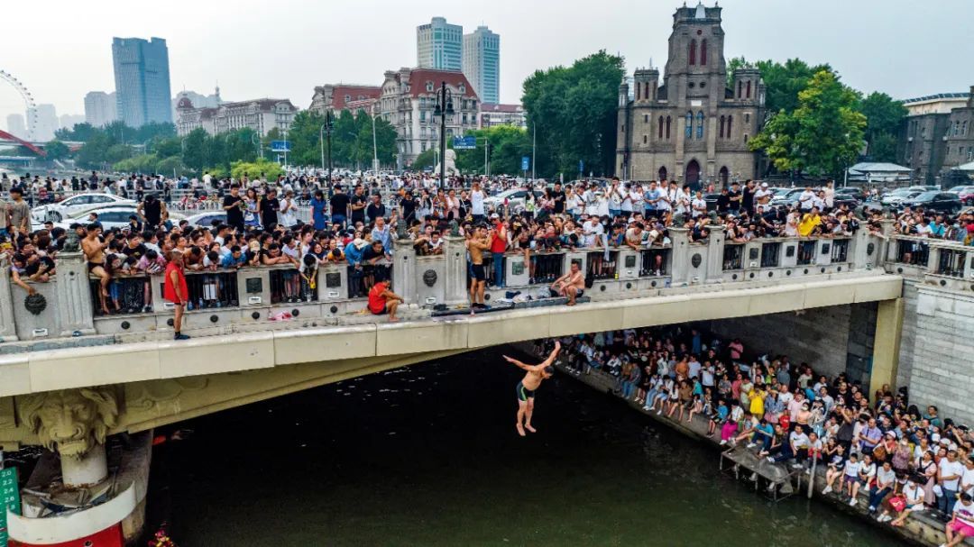 9月3日，天津狮子林桥，跳水现场吸引大量游客围观打卡。图/视觉中国