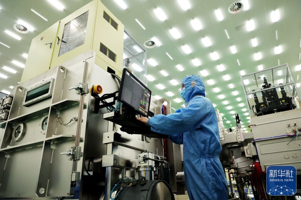 1月30日,在安徽合肥新站高新区一家智能制造企业研发中心,技术人员