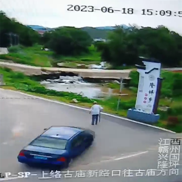 监控视频显示，曾昭琴系被车辆撞倒。