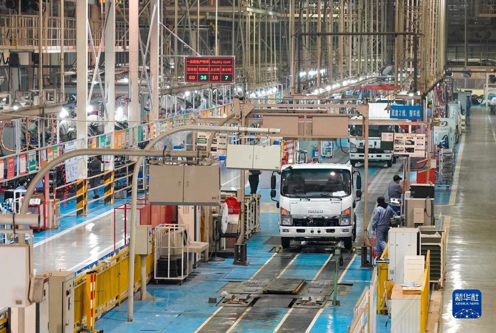 这是庆铃汽车(集团)有限公司繁忙的商用车整车生产线(2023年2月7日摄)。新华社记者 刘潺 摄