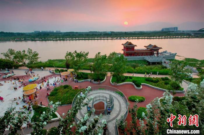 汾河景区不仅是临汾的一张绿色生态名片，更是临汾人民的“城市会客厅”。　临汾市汾河文化生态景区供图