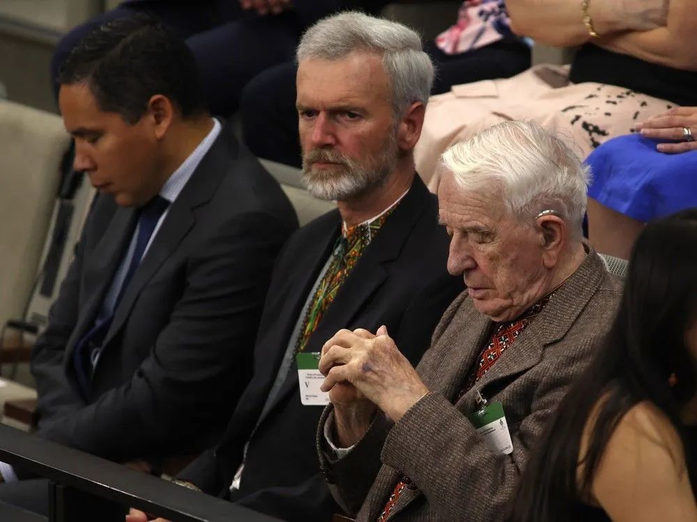 名叫洪卡的98岁老兵出现在加拿大议会（右一） 图源：《纽约时报》