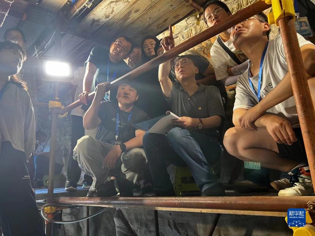 全国人大代表、云冈研究院院长杭侃（前排右二）为佛教考古与石窟寺考古研究专题研修班的学员讲解云冈石窟（2022年7月摄）。新华社发