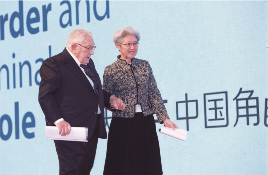 2018年11月，基辛格（中）在北京访问。图/视觉中国