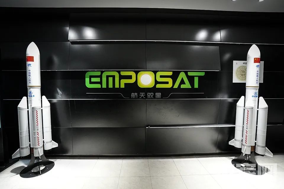 随着近年来我国发射卫星数量的增多，国家的测控资源明显无法承载，此时，商业卫星测控服务机构应运而生。卫星的使用和管理离不开卫星地面站等基础设施，而航天驭星组建了全球化的卫星地面站网，已建成包含近60台套地面站的商业卫星地面站网。中宏网记者 富宇 摄