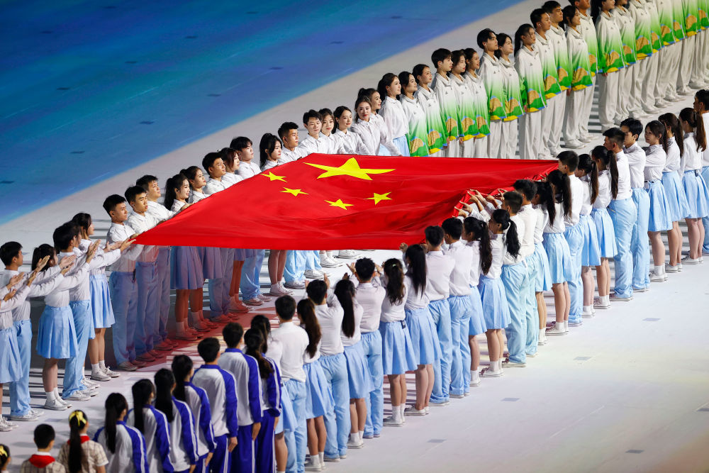 11月5日，中华人民共和国国旗在第一届全国学生（青年）运动会开幕式上传递。新华社记者 杨植森 摄