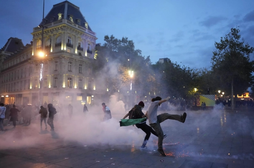 巴黎警方使用高压水枪和催泪瓦斯驱散示威人群，来源：社交媒体