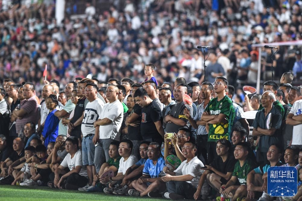 ↑6月9日，观众在观看贵州“村超”足球比赛。 新华社记者 杨文斌 摄