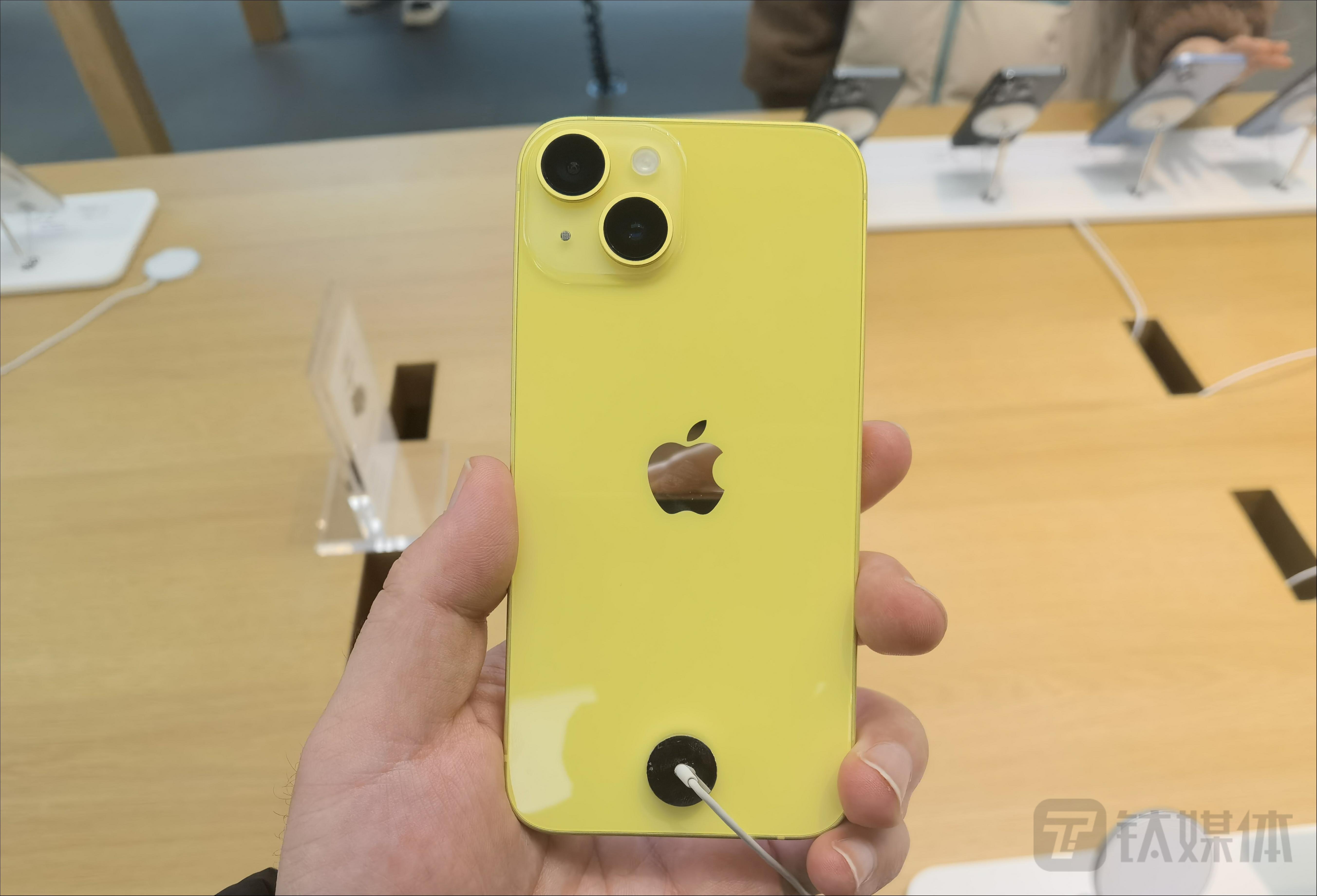 iPhone14黄色版，钛媒体App拍摄