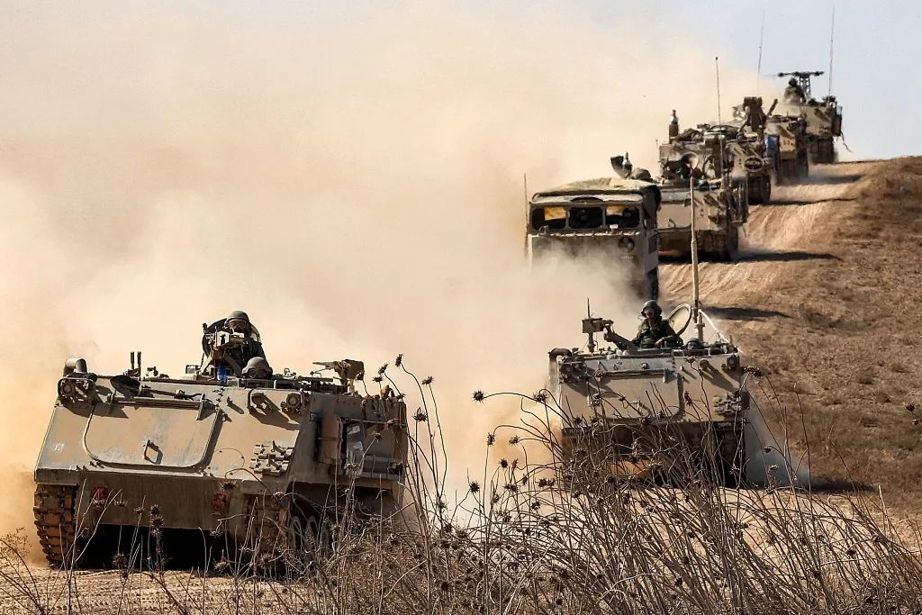 当地时间2023年10月13日，以色列加沙边境，以色列陆军步兵战车被部署在边境。图/视觉中国