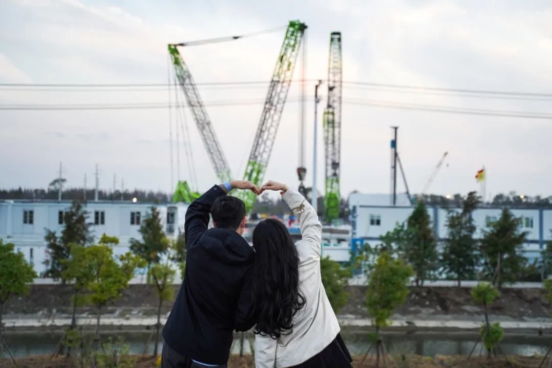 2022年11月5日,田真真和魏崴在地铁施工工地前合影。当初,两人选择安家长兴岛,也是瞅准了这里将要开通地铁的规划。