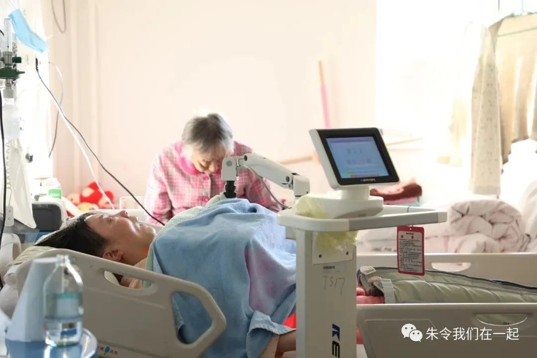 朱令在病房(来源:公众号“朱令我们在一起”)