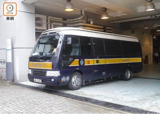 运载犯罪嫌疑人的囚车离开法院。图自香港东网