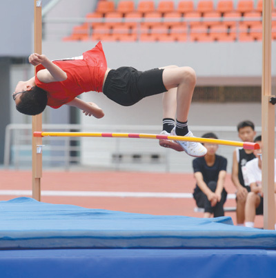 第三届成都市青少年运动会男子跳高项目决赛现场。王鸿明摄（人民视觉）