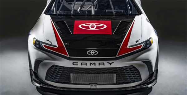 取消车门 换装5.9L V8发动机:史上最强丰田凯美瑞诞生!