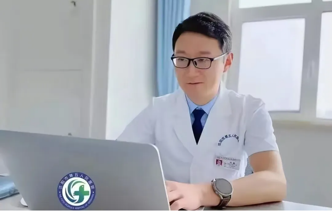 ▎图/2021年5月24日,上海市卫健委监督所对陆巍处以“警告,罚款人民币叁万元整,暂停执业6个月”的处罚,处罚事由为“未按规定填写病历资料,提供医疗卫生服务过程中未按照规定履行告知义务”。此外,对陆巍所在的上海交通大学医学院附属新华医院处以“警告,罚款人民币肆万元整”,处罚事由是“医疗机构医疗质量管理不健全”。2022年8月,陆离开上海,就任沈阳市第五人民医院胃肠肿瘤外二科主任。