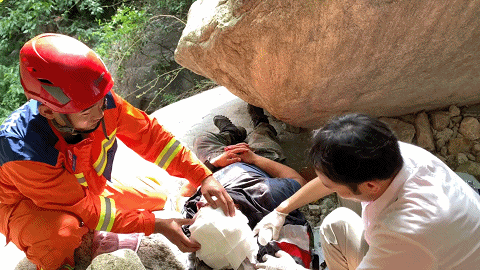 天津驴友赴华山探险受伤被困8小时消防成功搜救