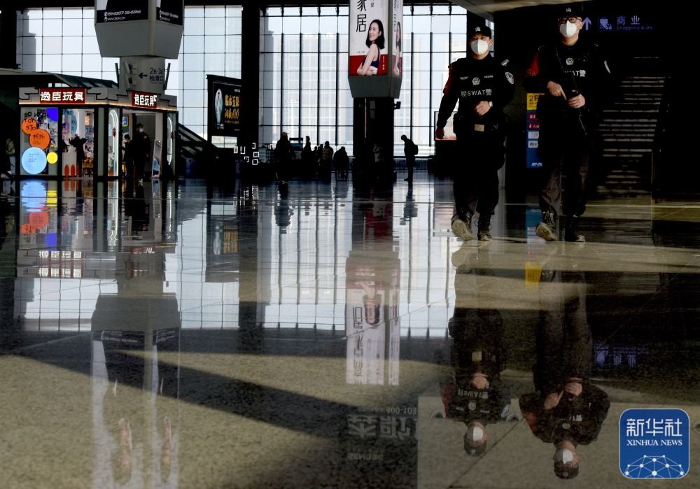 1月21日,合肥铁路公安处特警支队特警陈黎(左)和张晨曦在合肥南站内巡逻。新华社记者 郭晨 摄