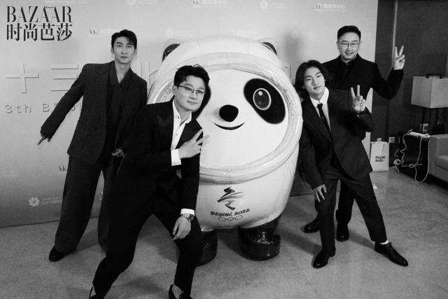 陆川导演与运动员武大靖、任子威、苏翊鸣，吉祥物冰墩墩（从左至右）在北京电影节现场