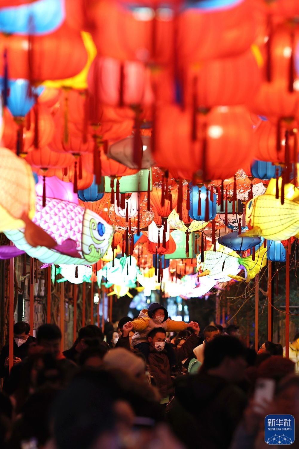 2月2日，游客在南京老门东历史文化街区赏灯游玩。新华社发（辛一 摄）