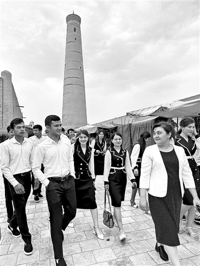 姑娘像姑娘,小伙像小伙