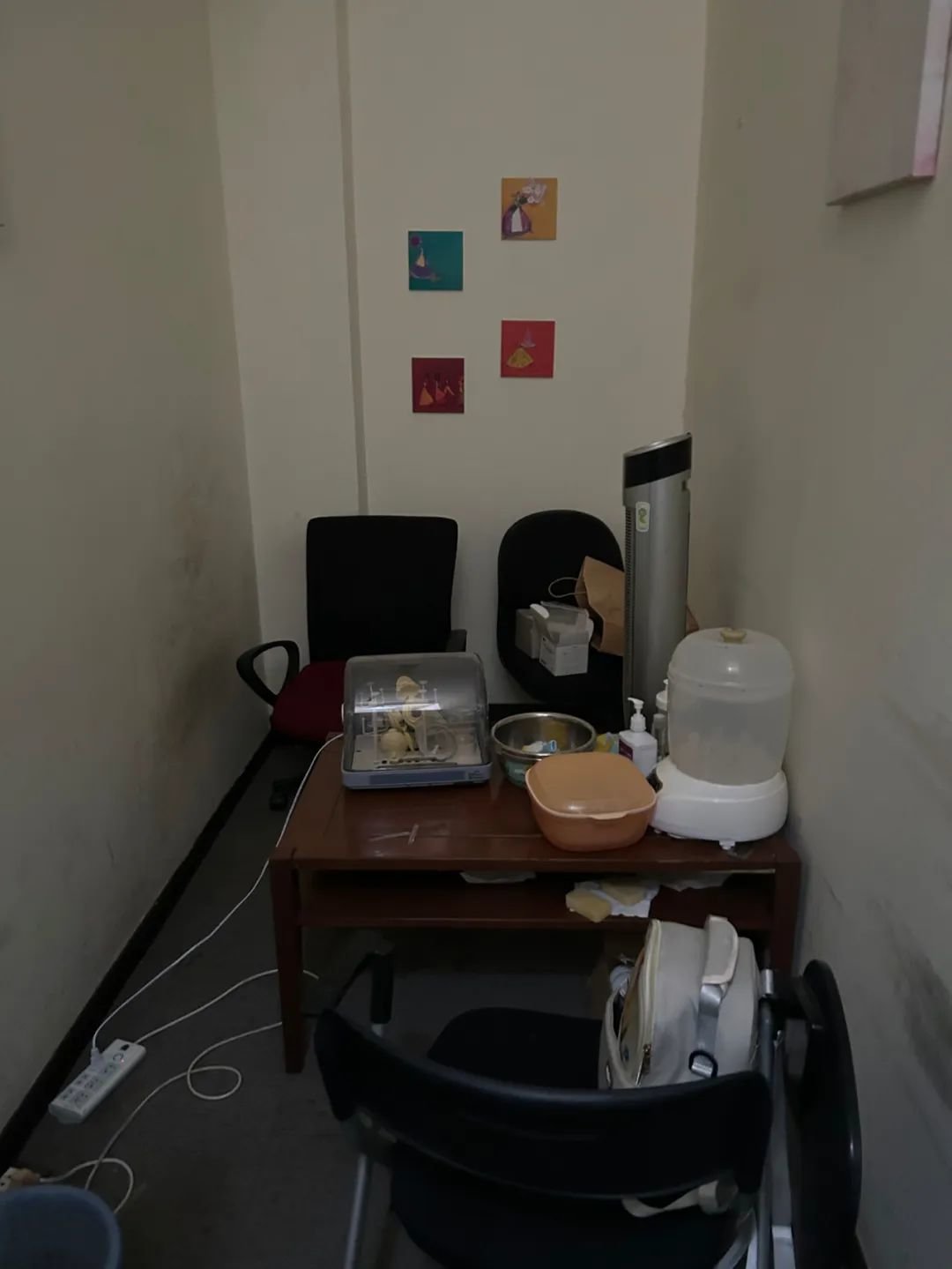 ‍‍陈蕙公司的母婴室面积不大，但插头、桌椅、冰箱等基本设备俱全，桌面上摆放着几位妈妈的吸奶装备。受访者供图