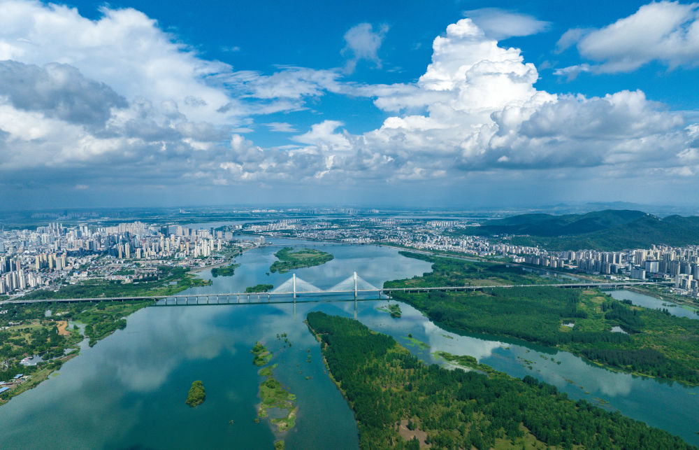 汉江穿襄阳市而过,水清岸绿,宛如画卷。(杨东 摄)