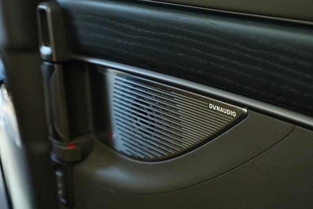 脚踢埃尔法拳打艾维亚,腾势D9 EV体验报告