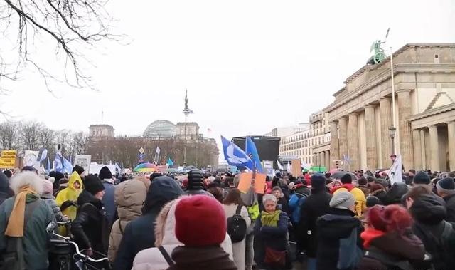 2月25日，在德国首都柏林，上万民众举行集会，反对向乌克兰提供武器，呼吁和平解决地区冲突。