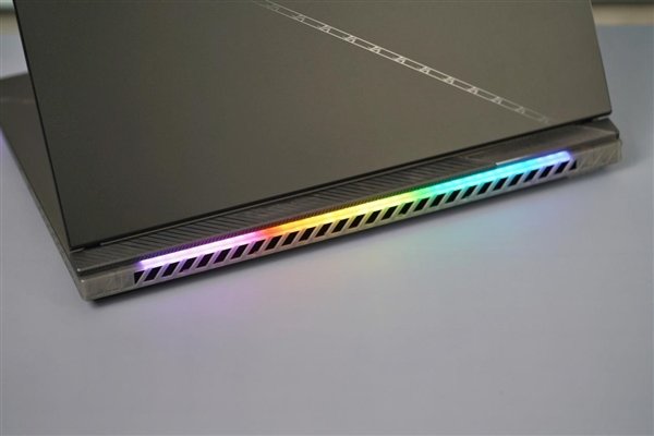 18英寸大屏+RTX 40系显卡!ROG枪神7 Plus超竞版图赏