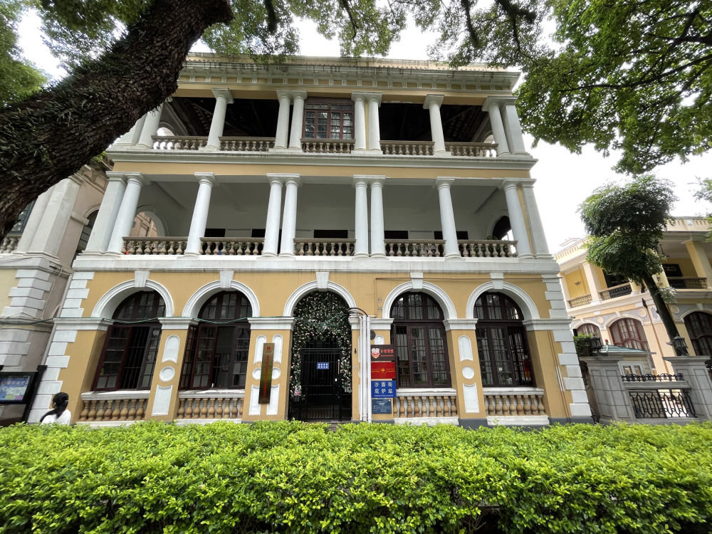 沙面街综合养老服务中心被安置在一幢三层欧式建筑中。新华每日电讯记者 强晓玲 摄